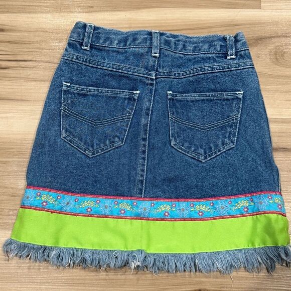 Warner Bros Looney Tunes Denim Enbroidered Tweety Skirt Girls XS 4/5 - Picture 4 of 4